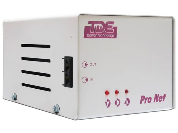 Regulador de Voltaje TDE PRO NET T1621 Gabinete metálico, 1000W, 4 contactos, voltaje de operación 120V, supresor de picos para protección eléctrica.