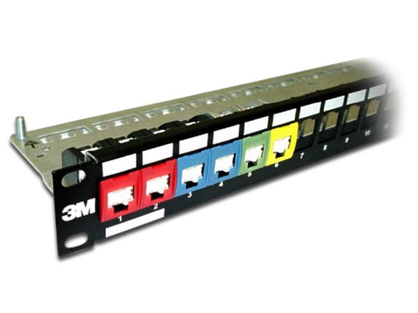 Panel de Parcheo 3M Cat6 de 24 puertos.